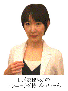 �~���E